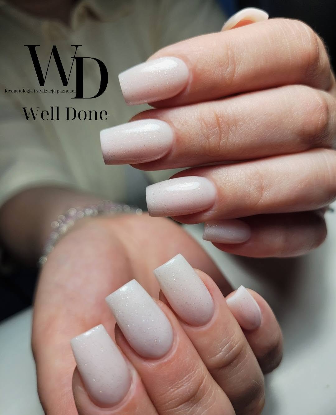 Biały manicure wykonany w salonie WELL DONE
