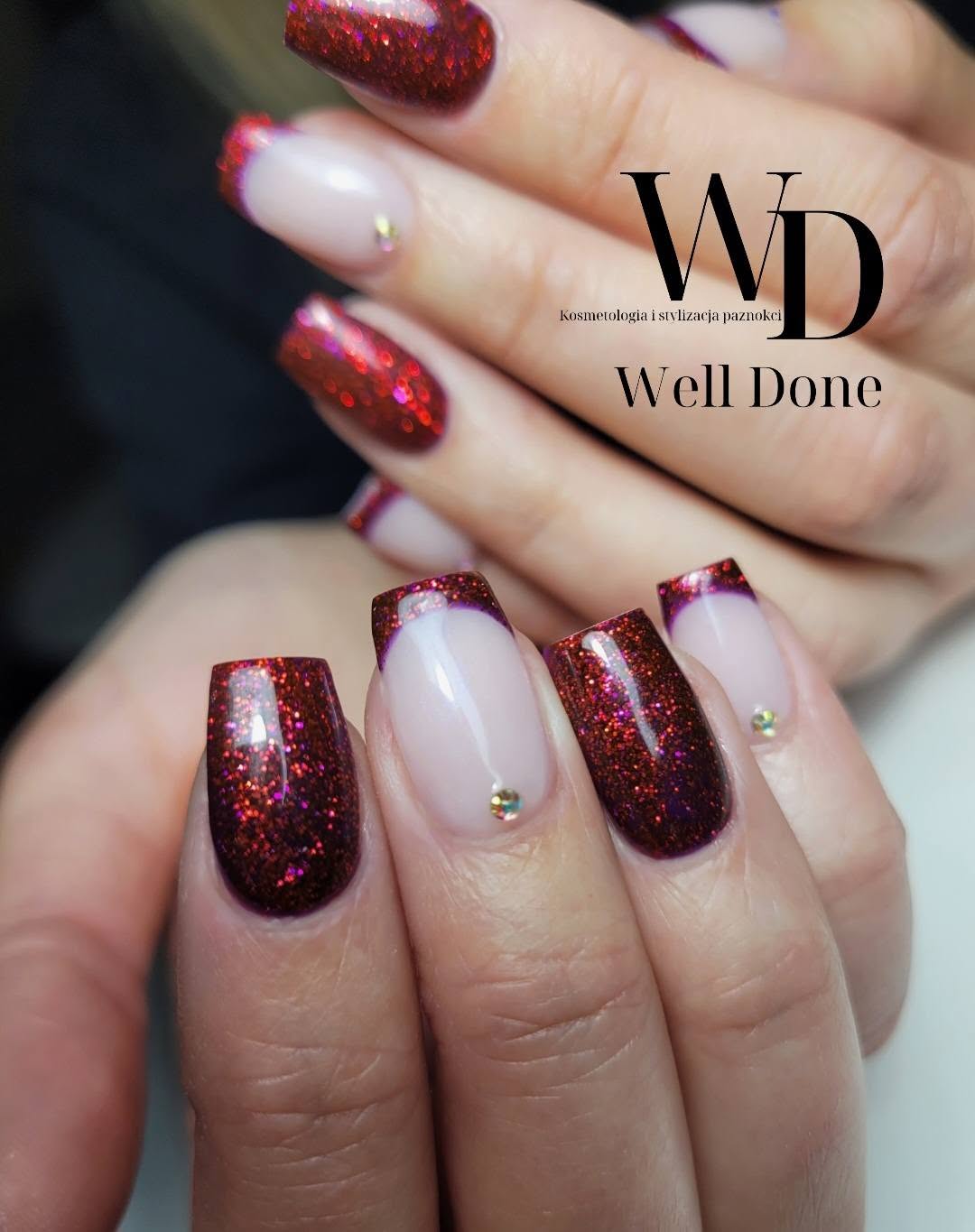 Manicure z czerwonymi i brokatowymi paznokciami w WELL DONE