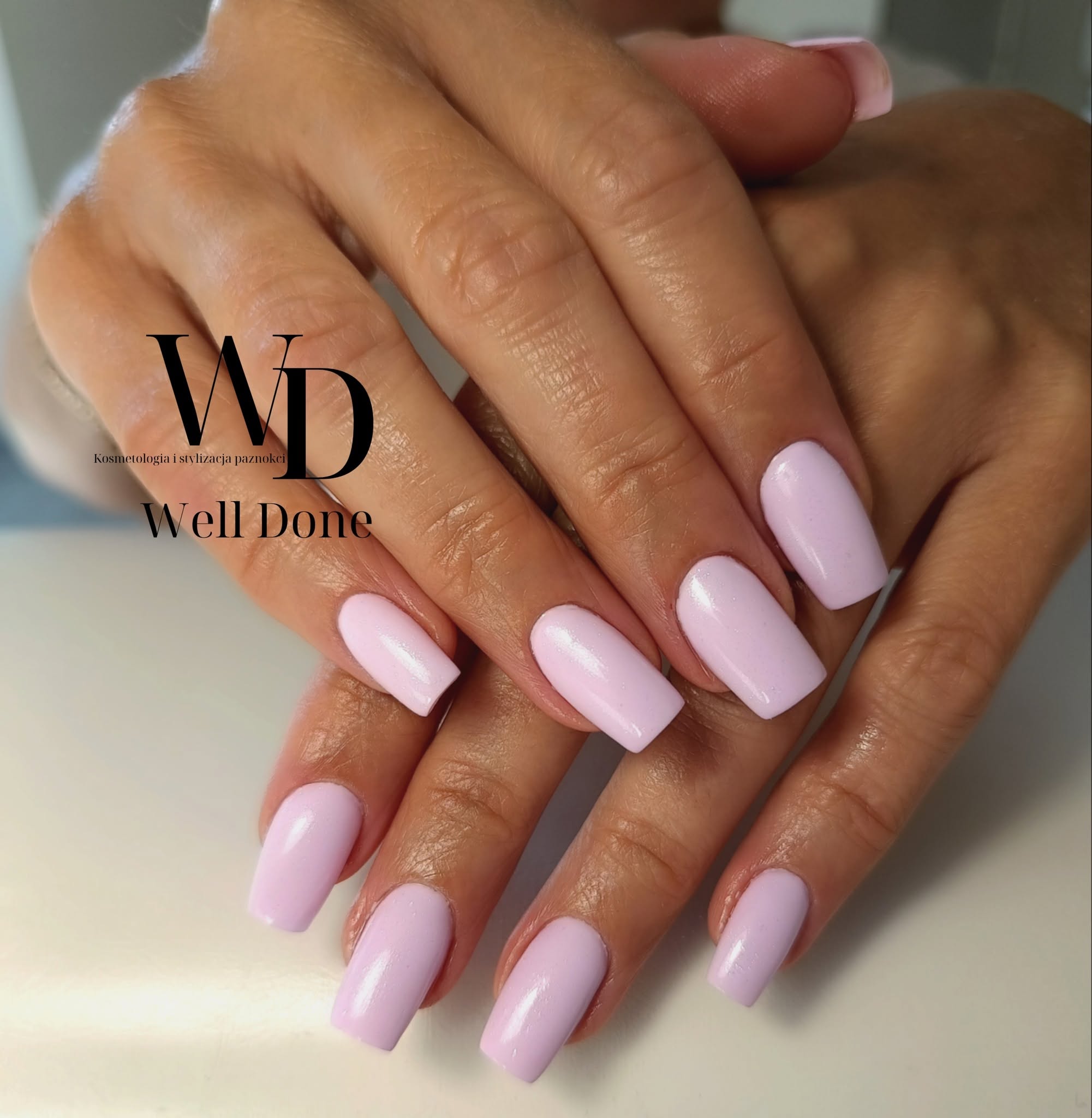 Jasny manicure wykonany w salonie WELL DONE